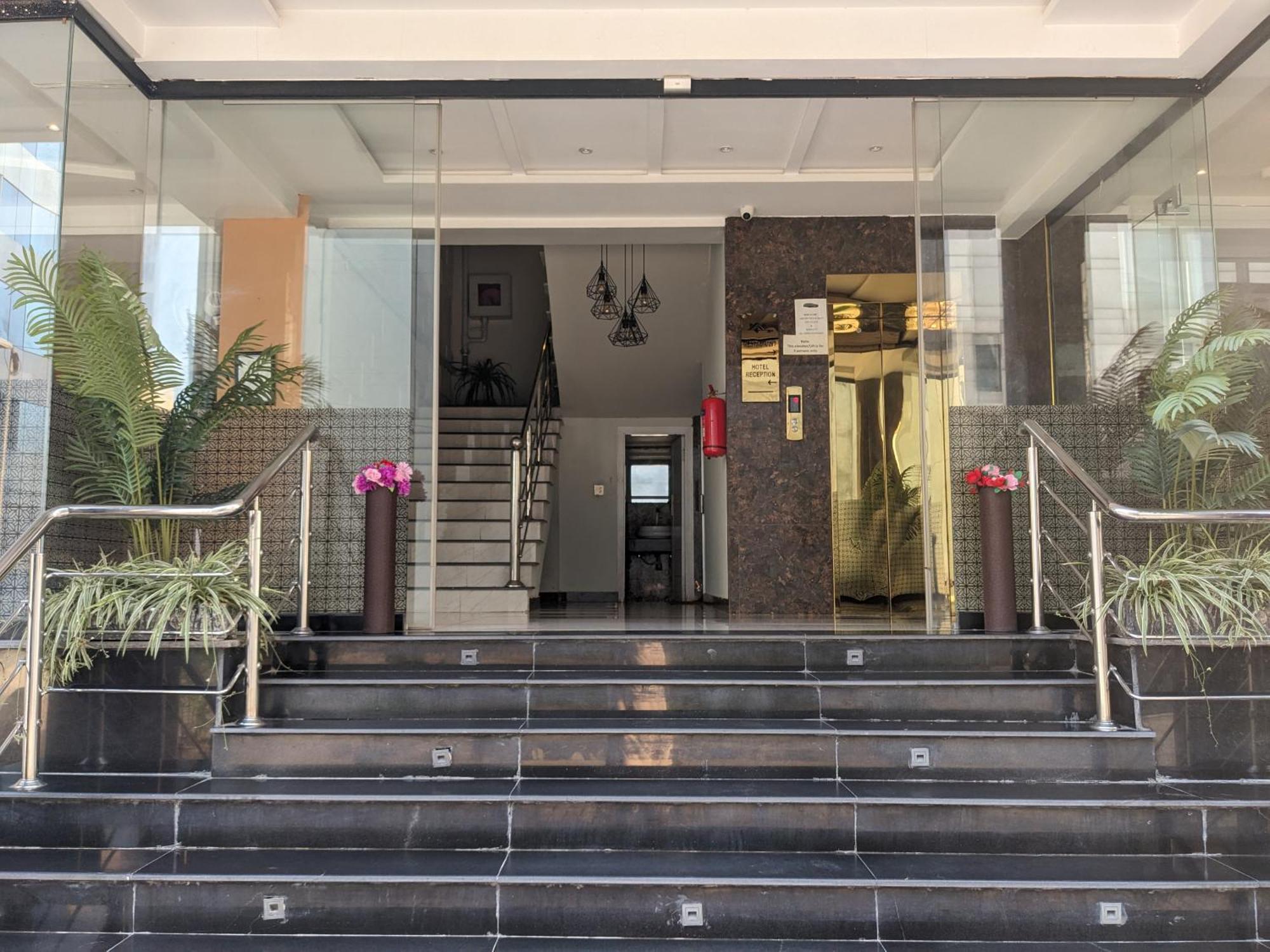 Nueva Hotel Islamabad Exterior foto